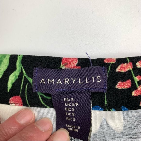 AMARYLLIS  Floral Cropped Pants - Picture 2 of 11
